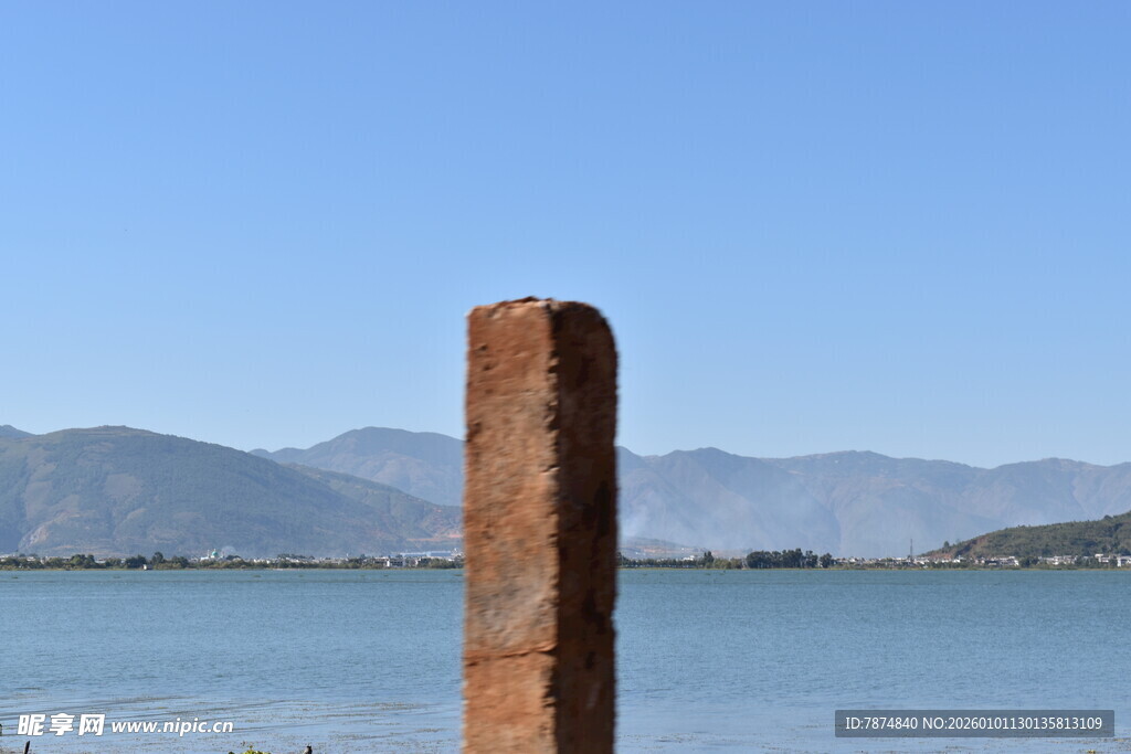 湖畔锈柱 远山蓝天景致