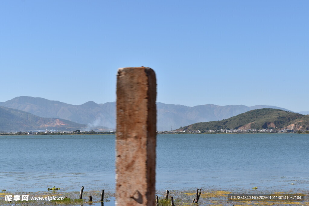 湖边木桩 远山碧水景致