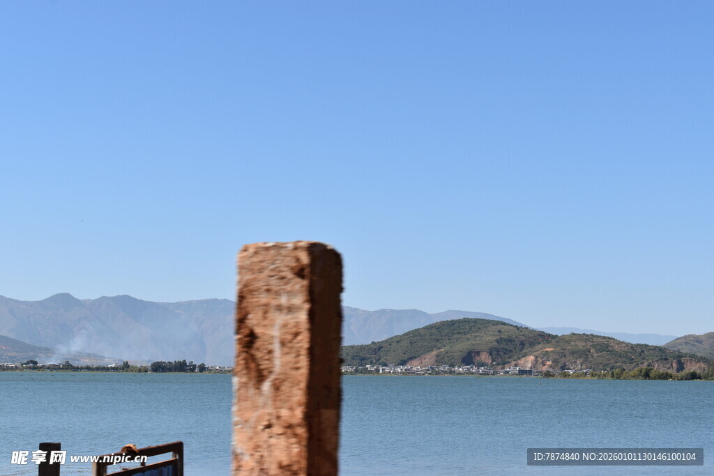 湖边木桩与远山美景