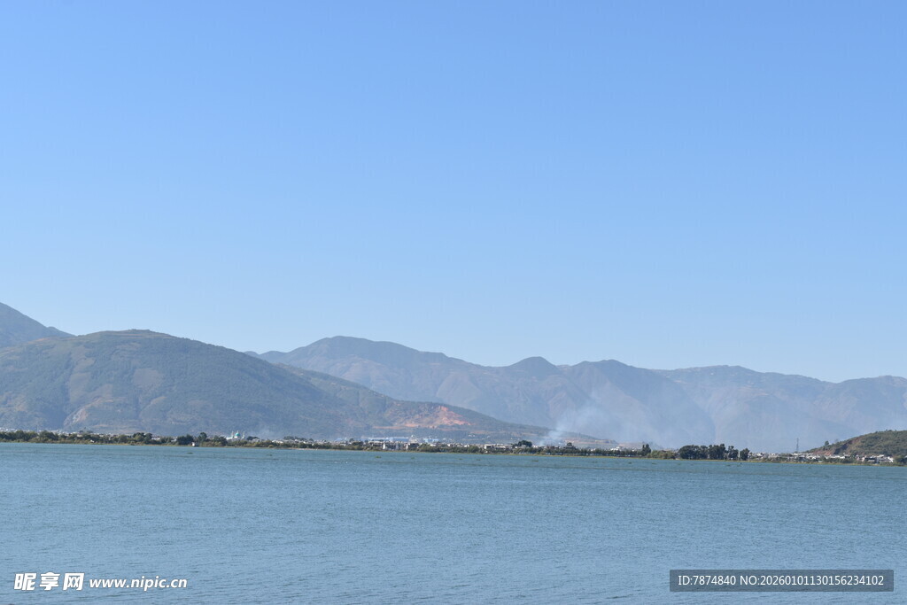 宁静湖水遥对连绵山脉