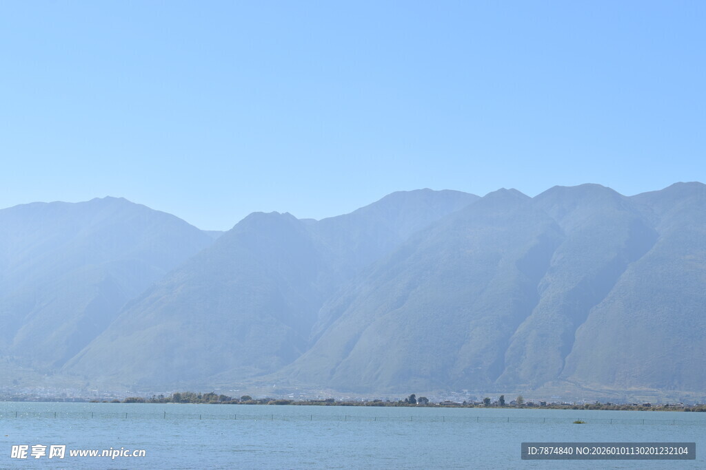 湖畔远山景