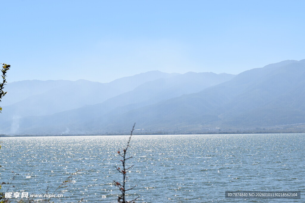宁静湖景与远山