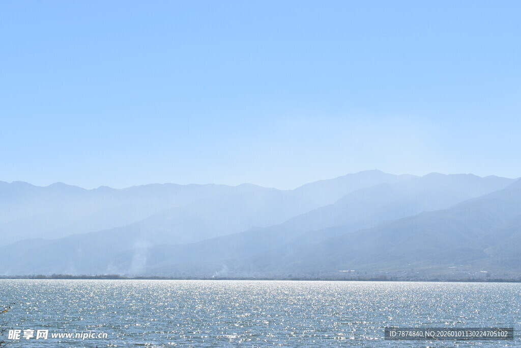 湖畔远山 蓝天之下的静谧