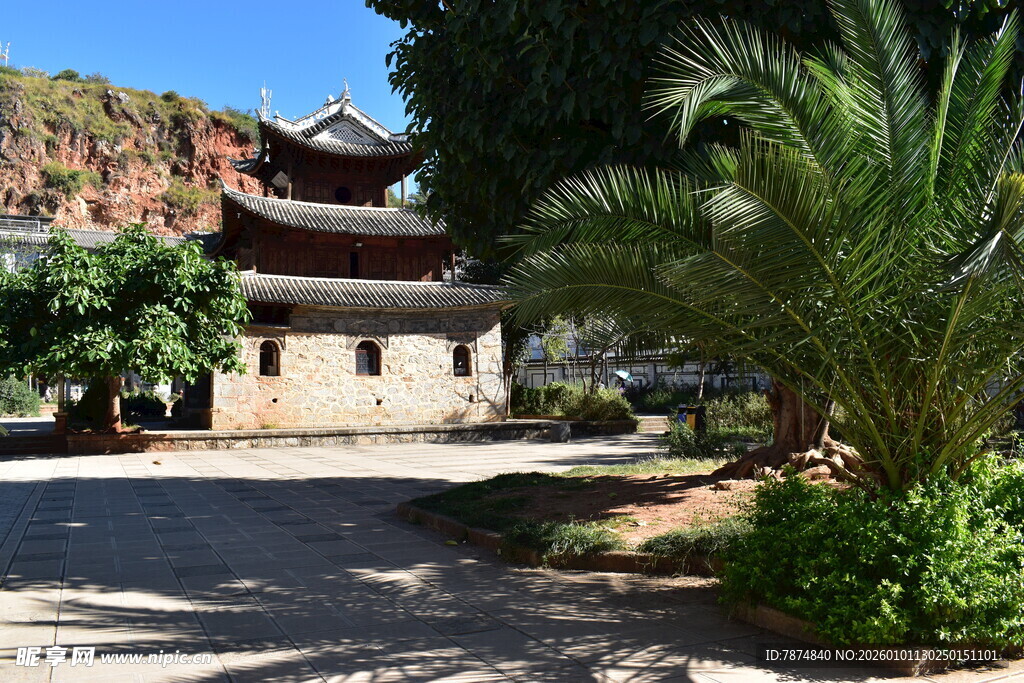 古雅建筑旁的绿植景致