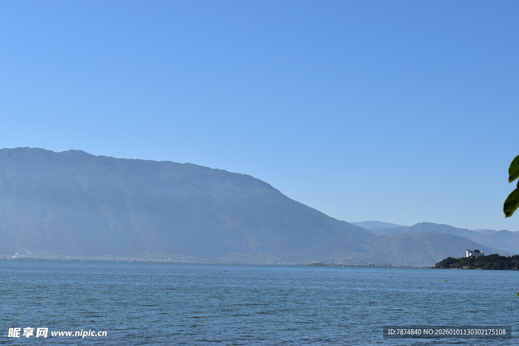 宁静湖景与远山