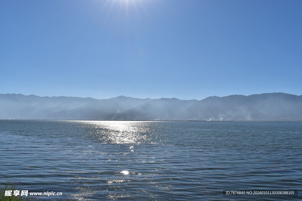阳光照耀下的平静湖水