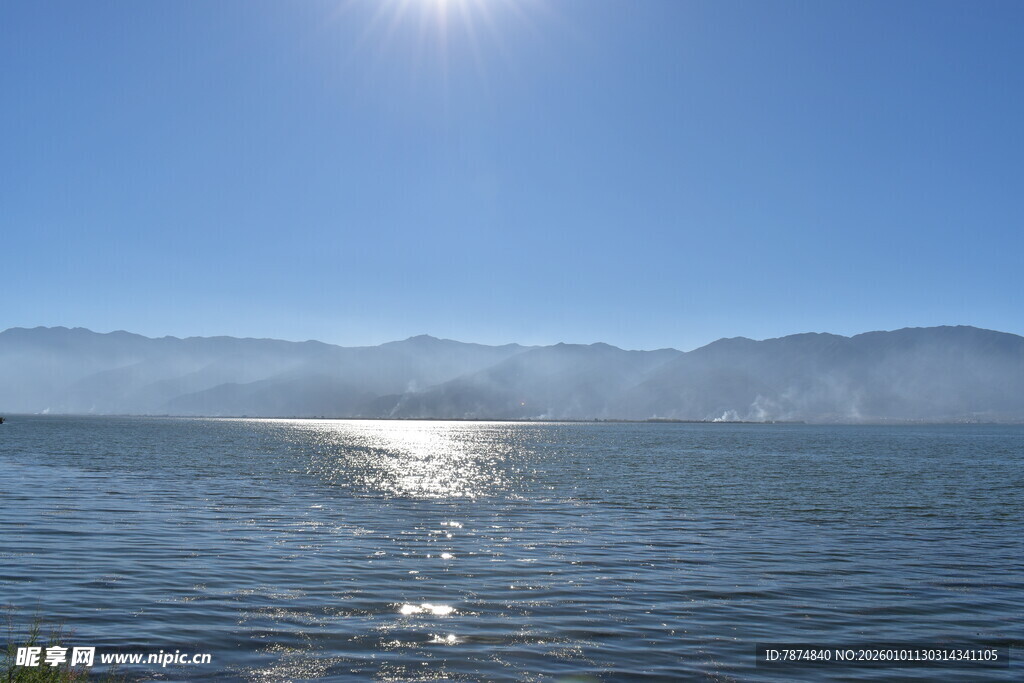 阳光下波光粼粼的宁静湖水