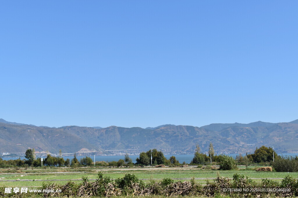田园风光中的远山美景