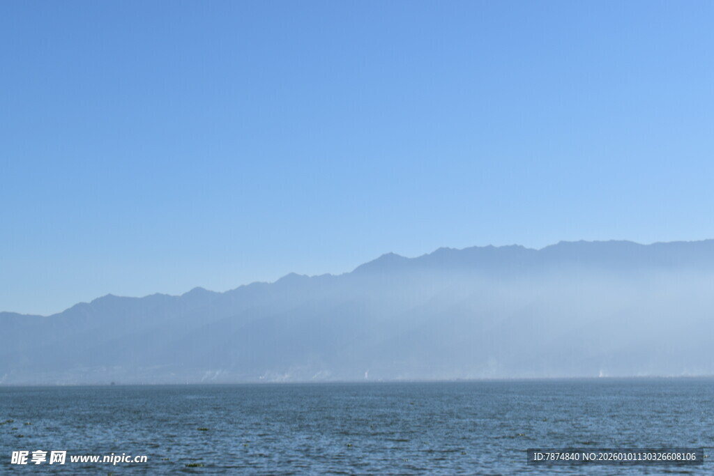 海边远山 薄雾缭绕之景