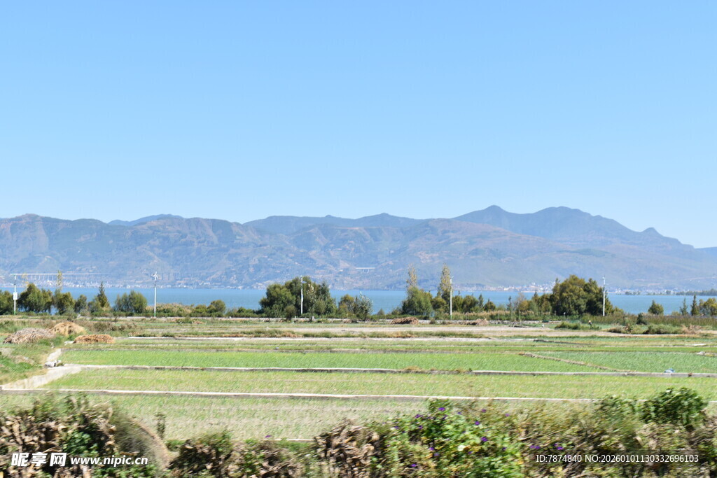 田园风光中的远山景色