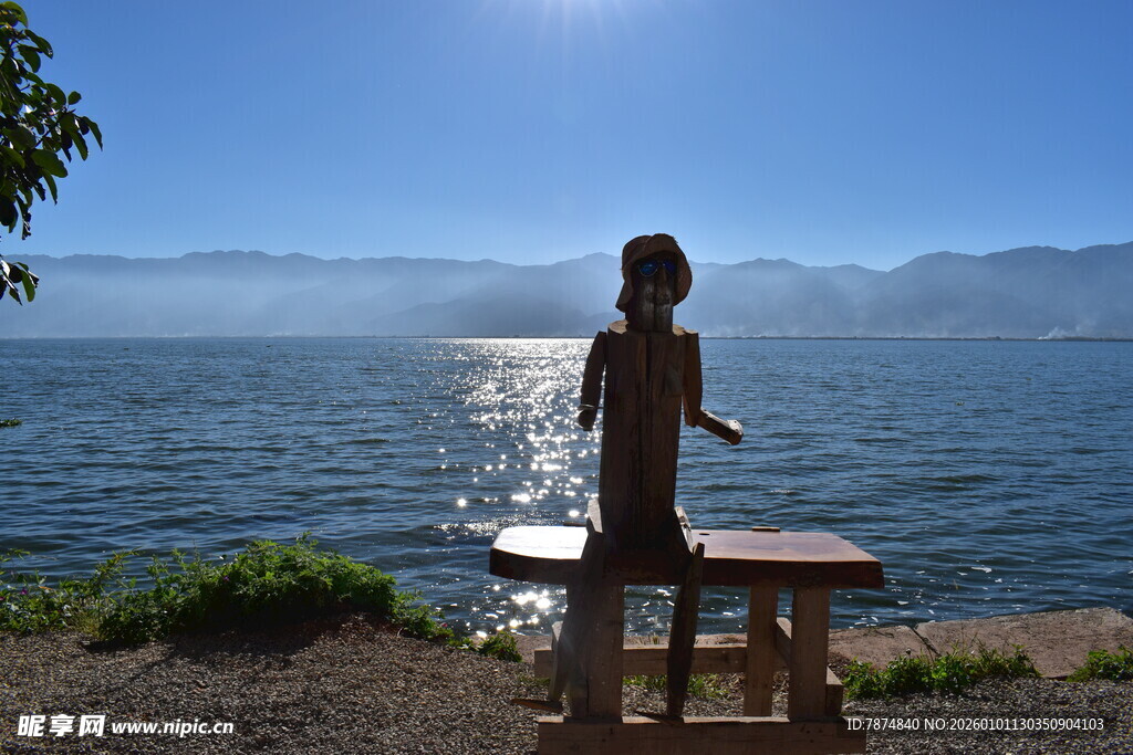 湖畔男子于桌前展臂赏景