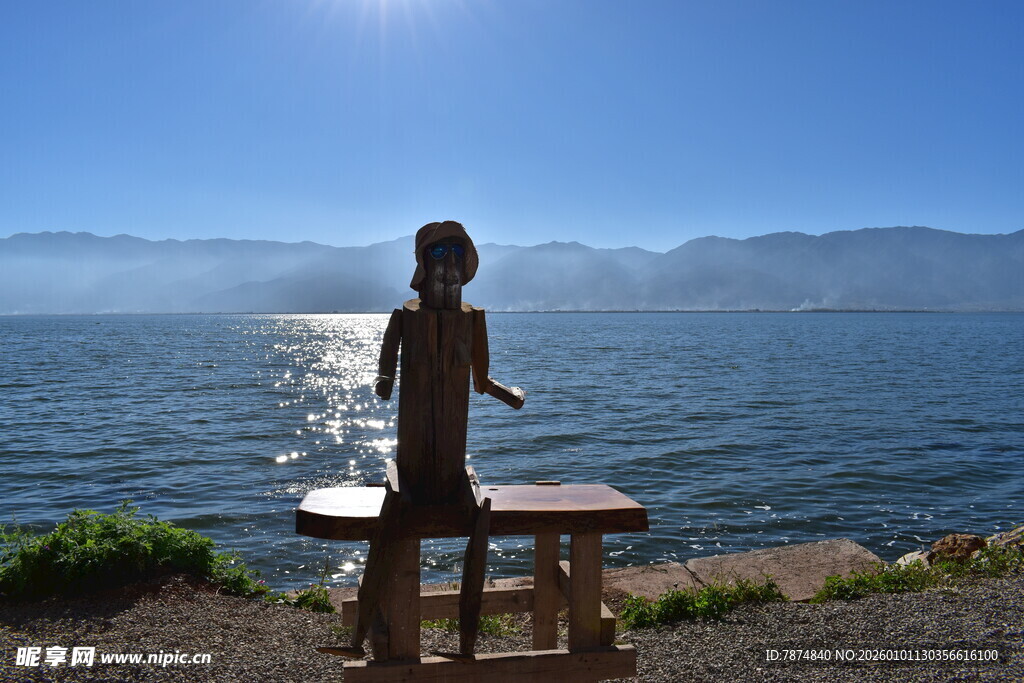 海边孩童于桌凳旁玩耍