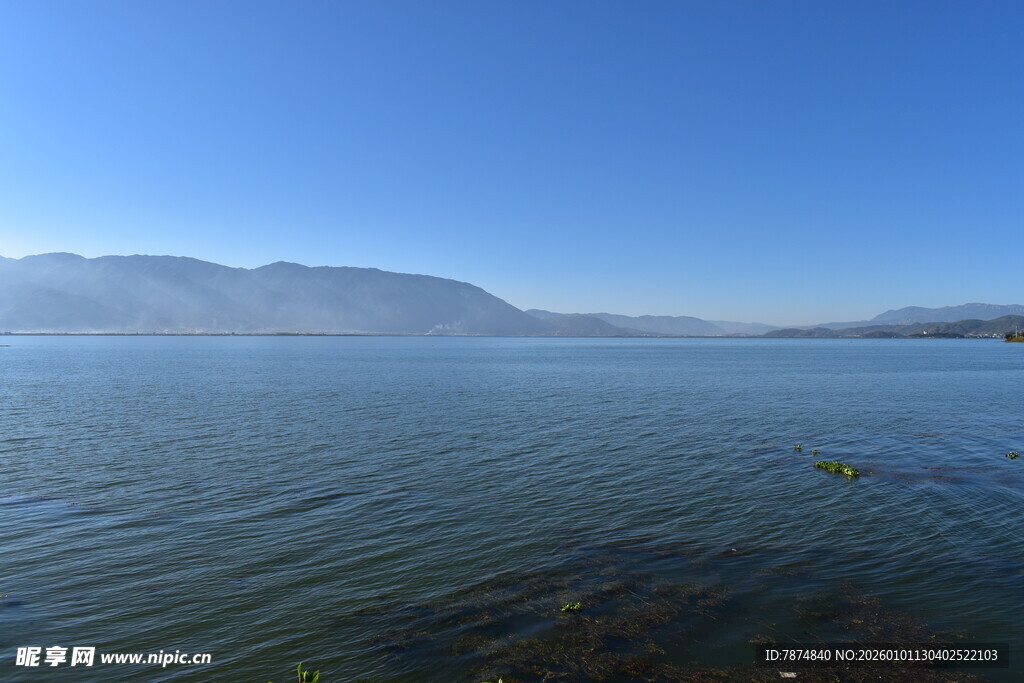 宁静湖面与远处山峦