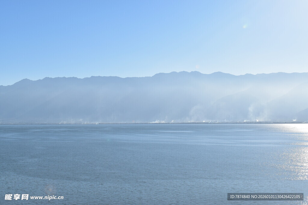 宁静湖景与远山
