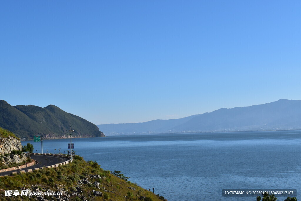 湖畔公路美景