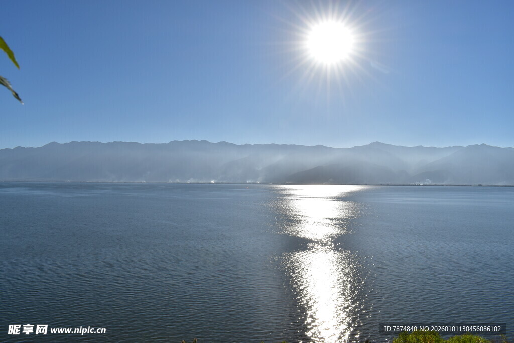阳光下静谧的湖面美景