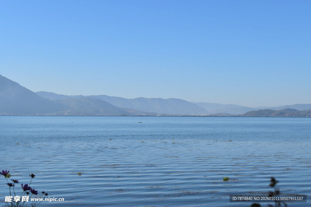 宁静湖水与远处山峦景色