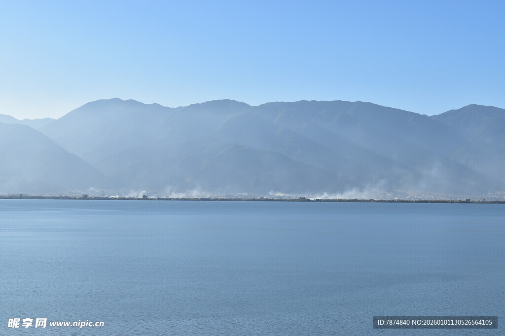 宁静湖景与远山