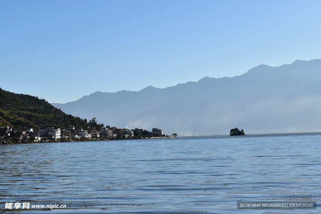 湖畔山景 宁静自然风光