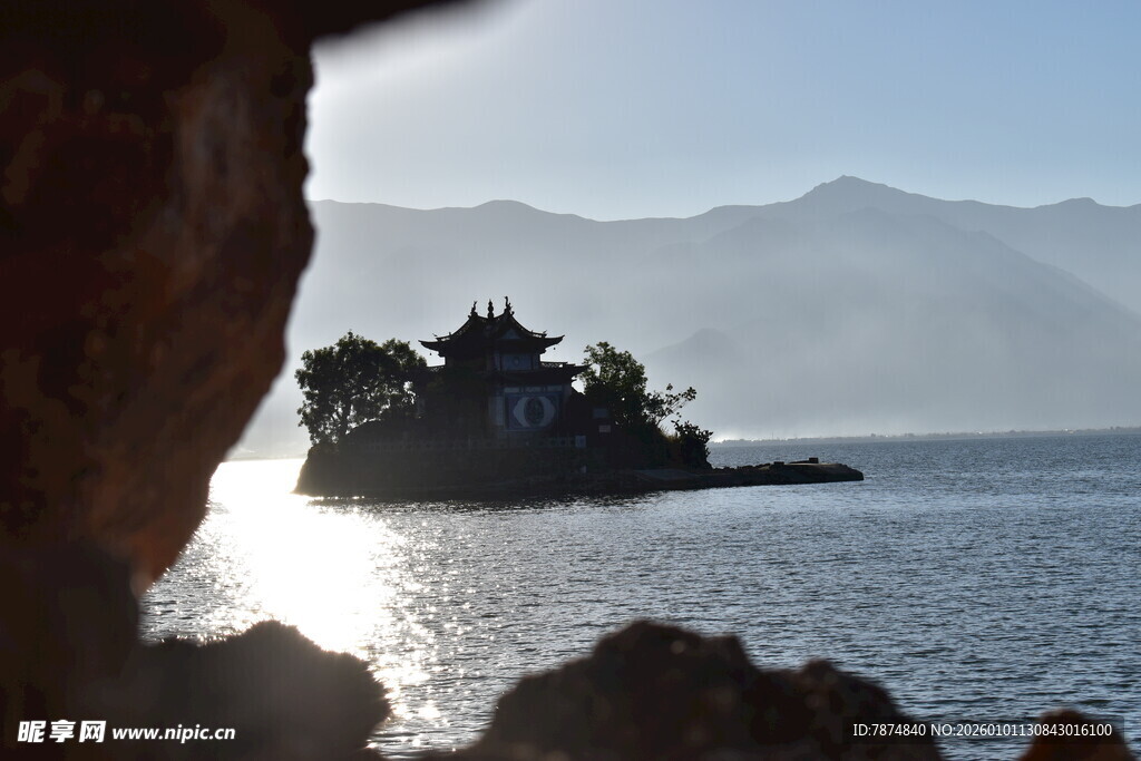 湖中小岛与远山美景