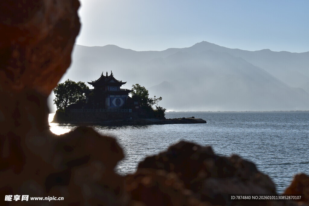 湖畔孤亭 远山近水之景