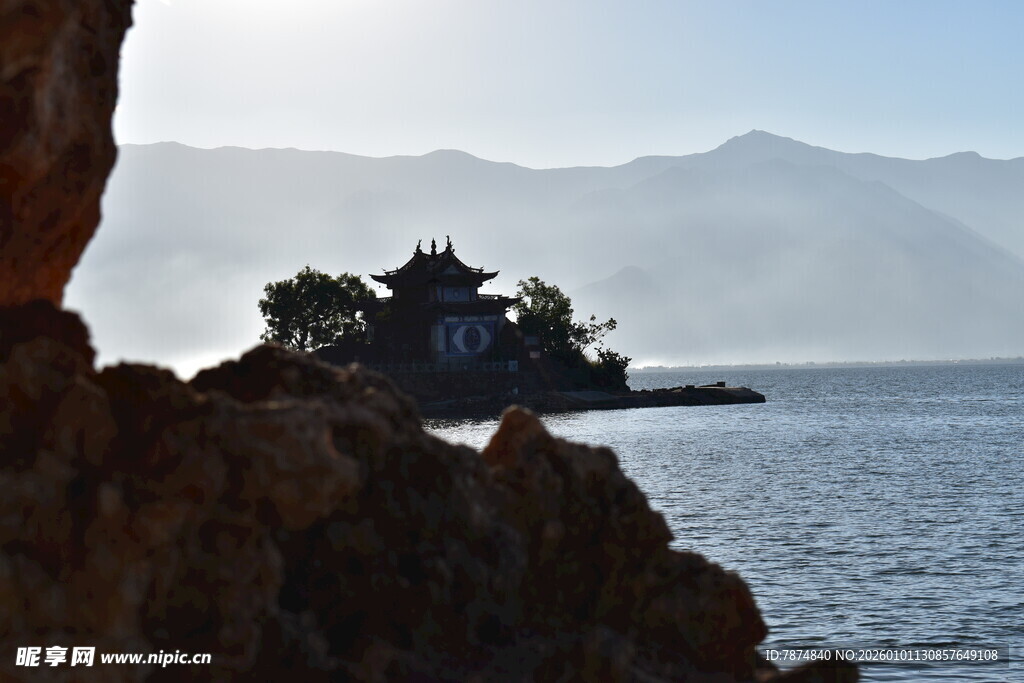 海边岩石旁的古典建筑景观