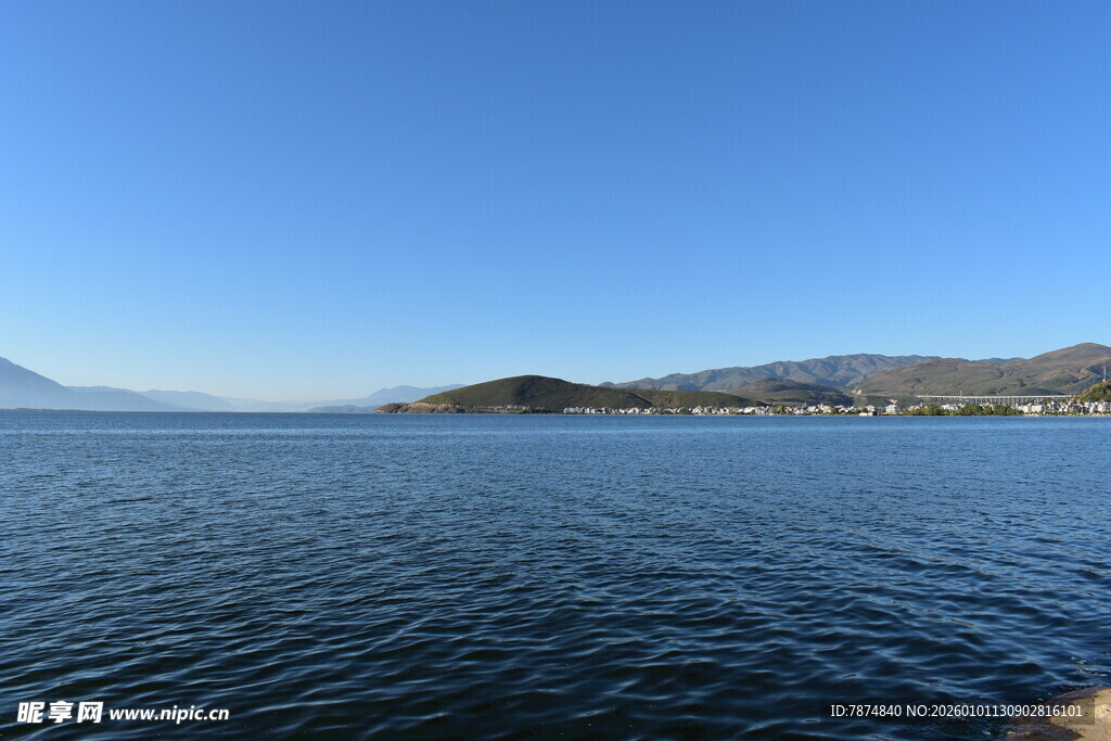 宁静湖畔的开阔山水景致
