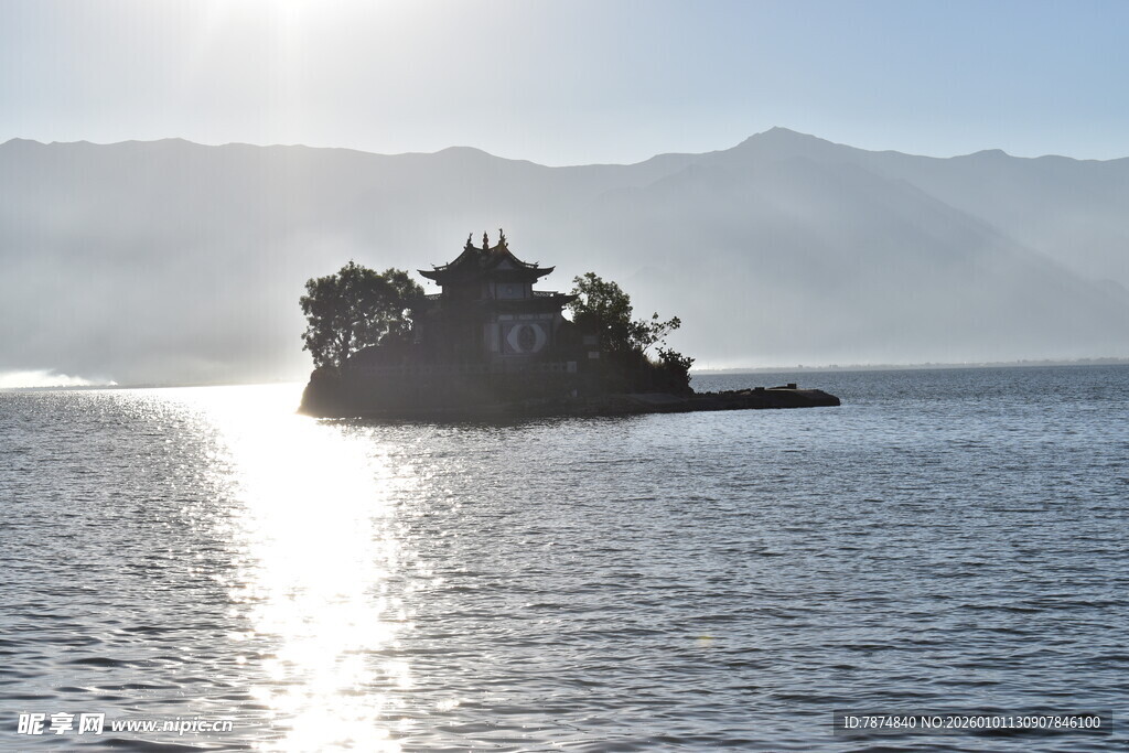 湖中小岛沐浴在阳光下