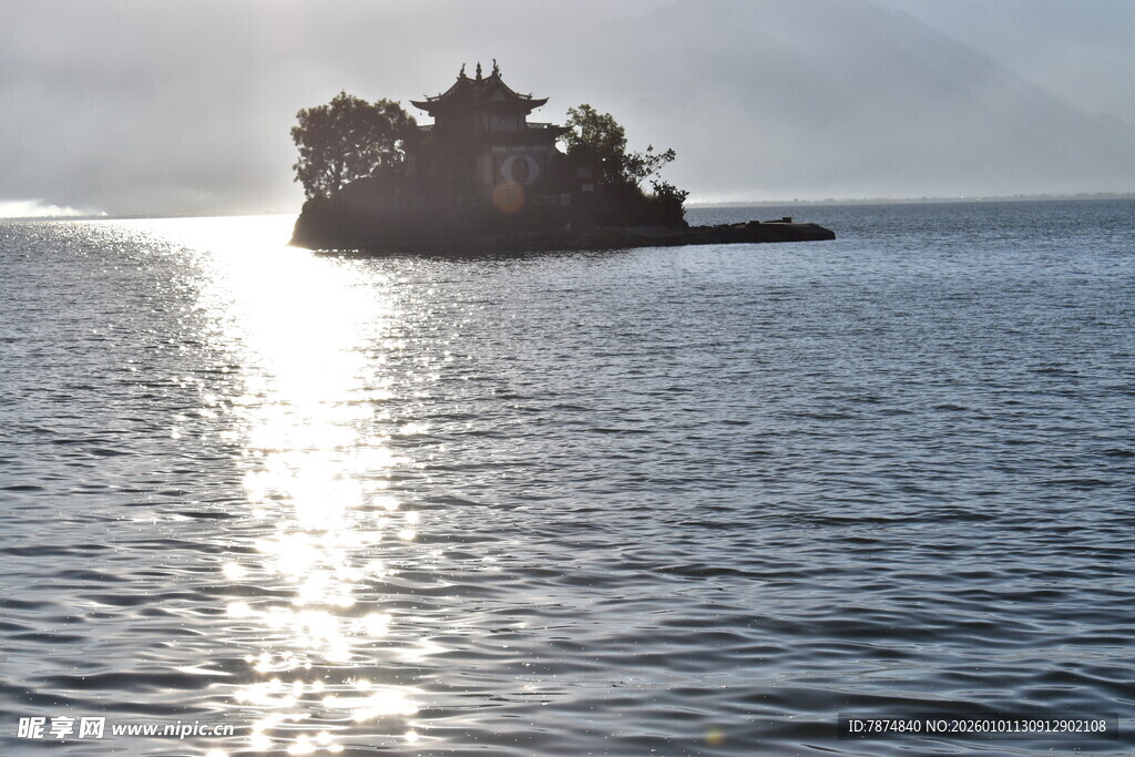 海上孤岛映夕阳
