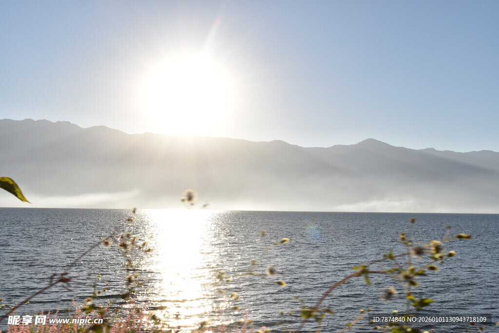 湖畔日出美景