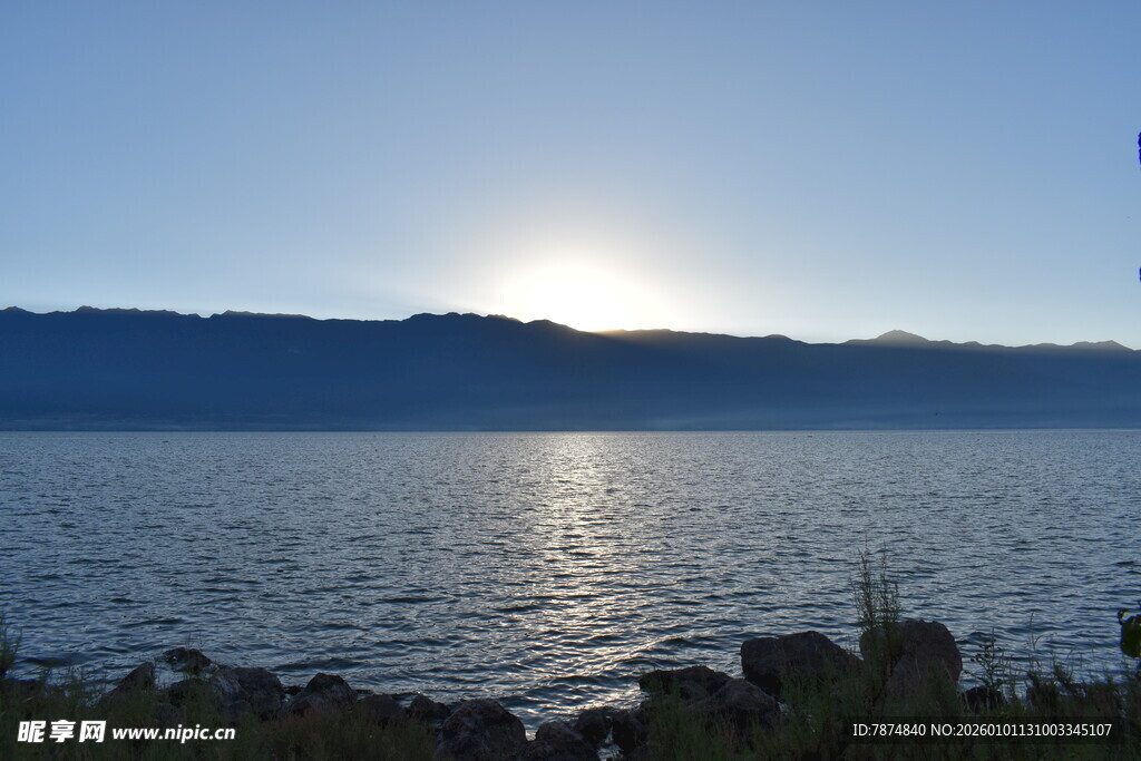 湖畔日落美景