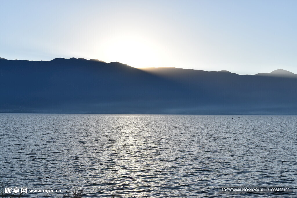 湖畔日出美景