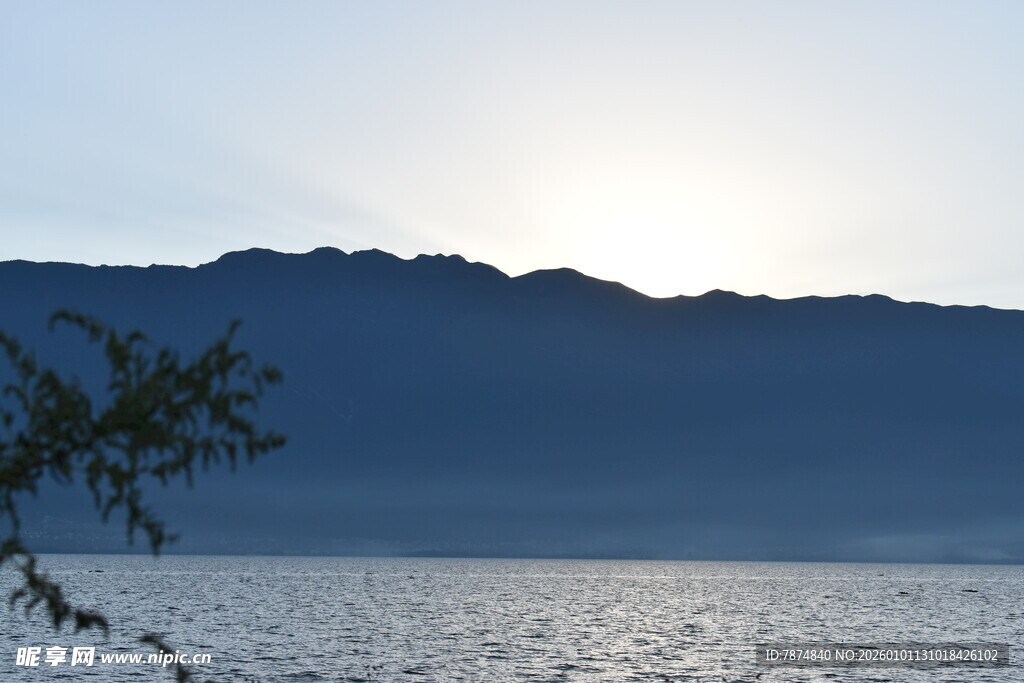 湖畔远山映夕阳美景