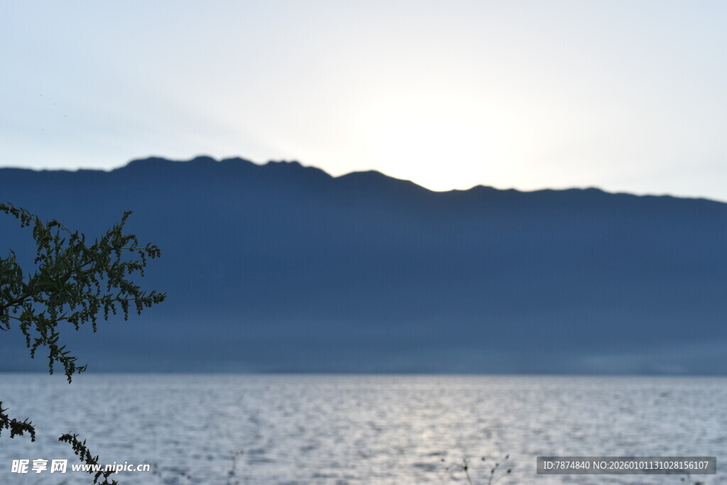 湖畔山景 晨光中的静谧画面