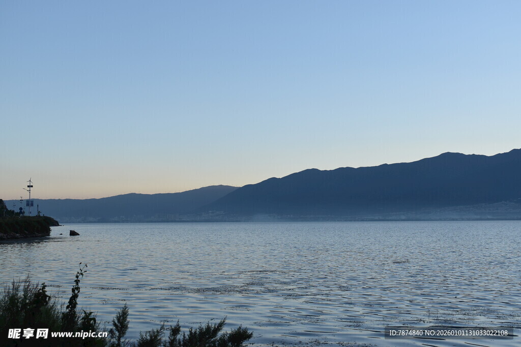 宁静湖畔的远山黄昏景色