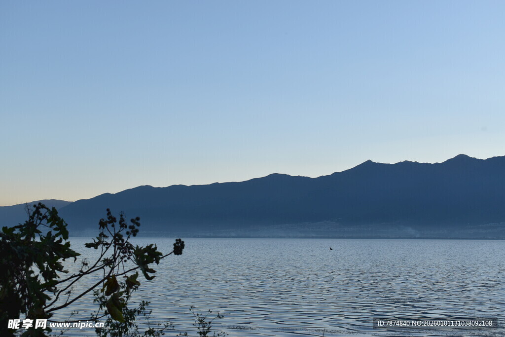 湖畔远山景