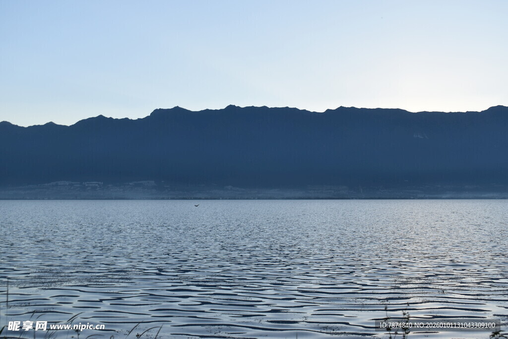 宁静湖面与远处山峦