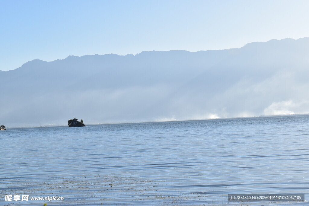 海上船只与远山美景