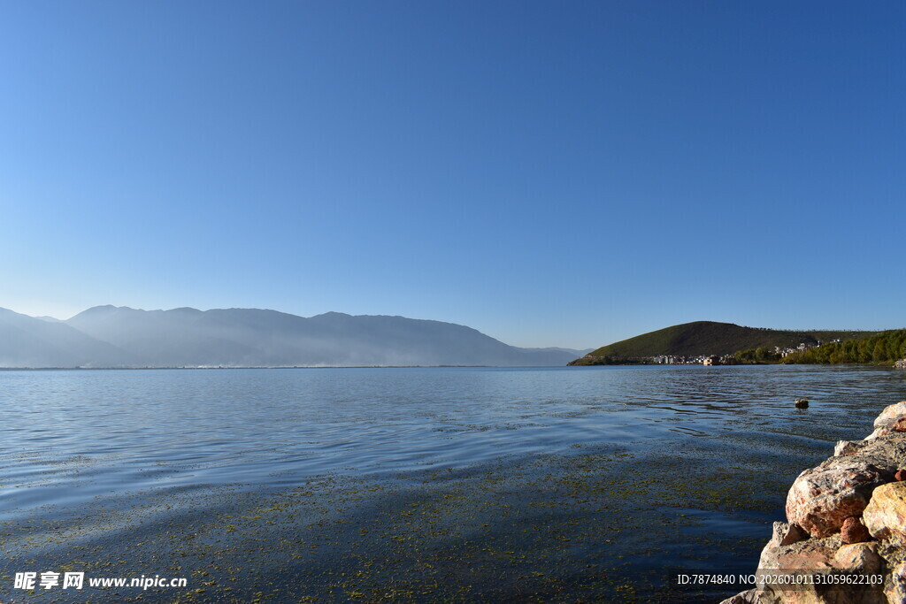 宁静湖畔的美丽风光