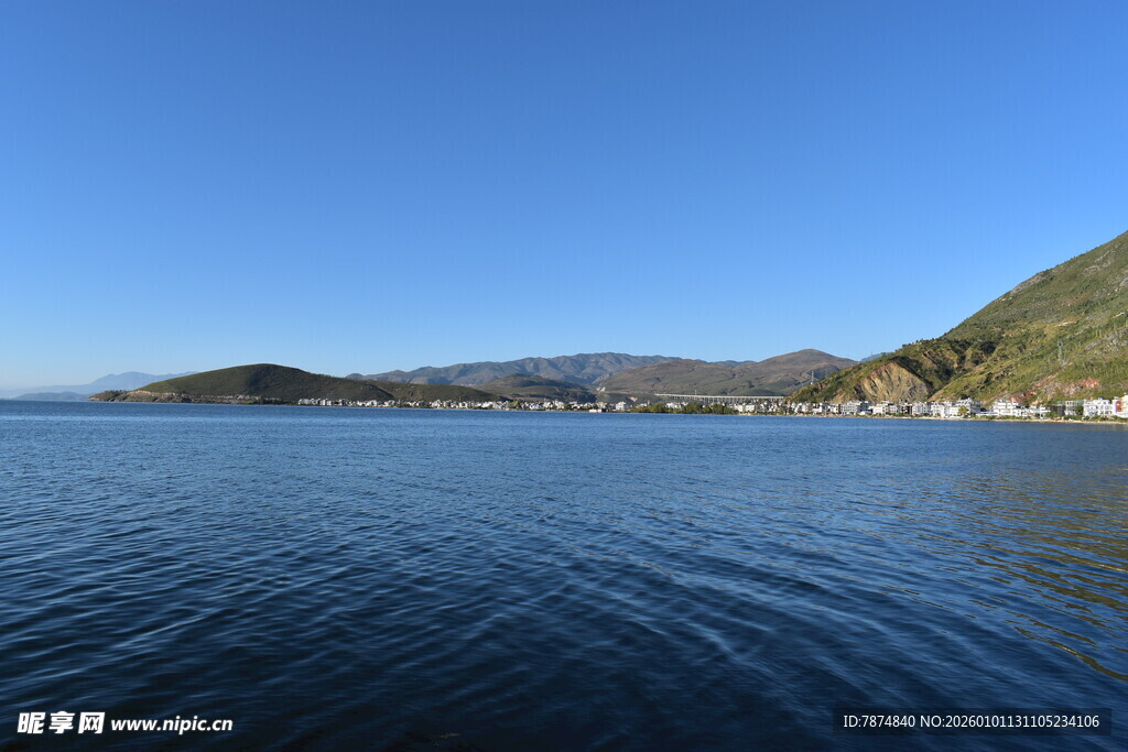 宁静湖景与远山