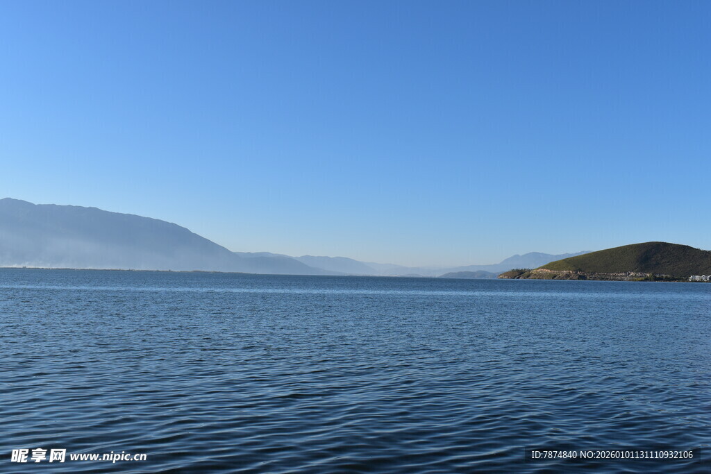 宁静湖水与远方山峦