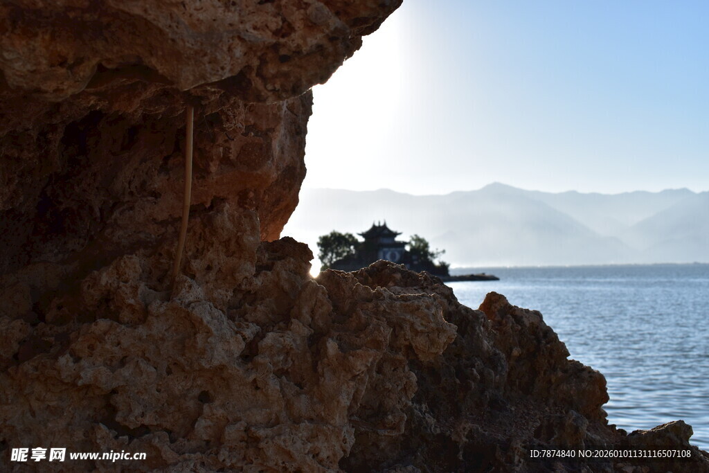 岩边海景 远处小屋隐现
