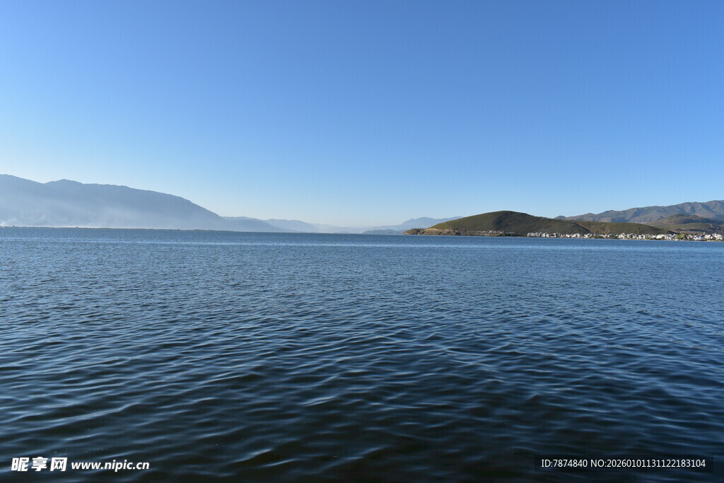 宁静湖面与远处山峦景色
