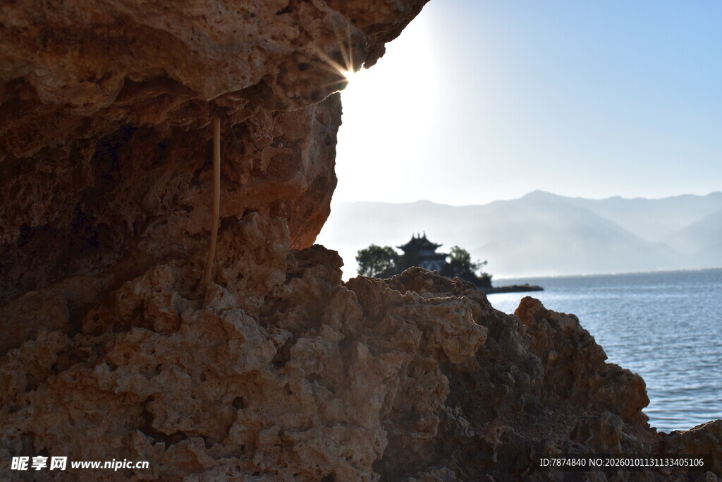 海边岩石景观 阳光洒落