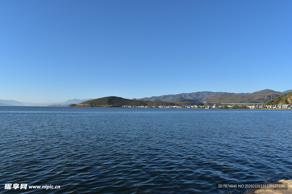 宁静海景与远处山峦