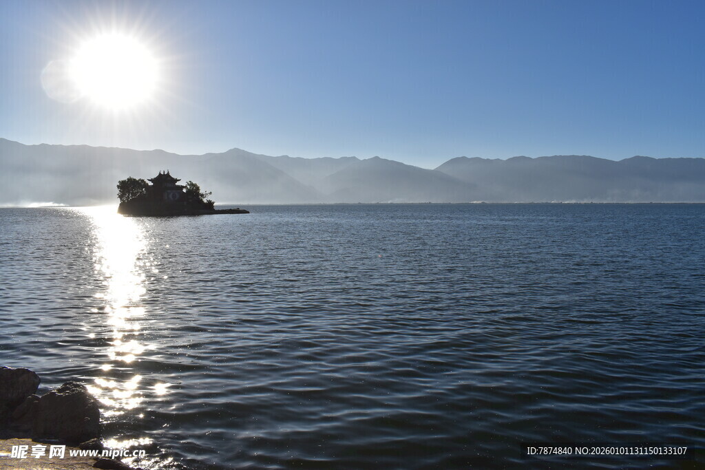 湖畔阳光中的孤石美景