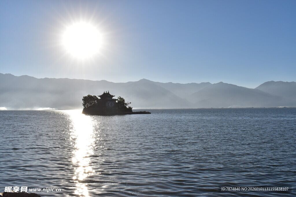 海上日出中的孤礁美景