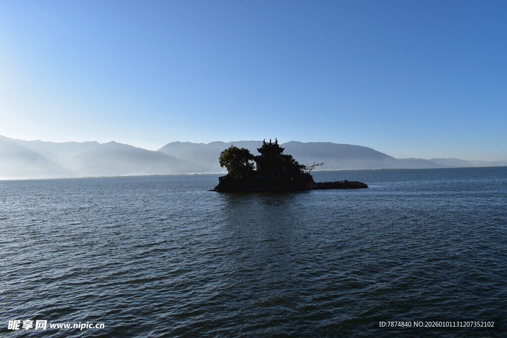 海上孤舟伴远山