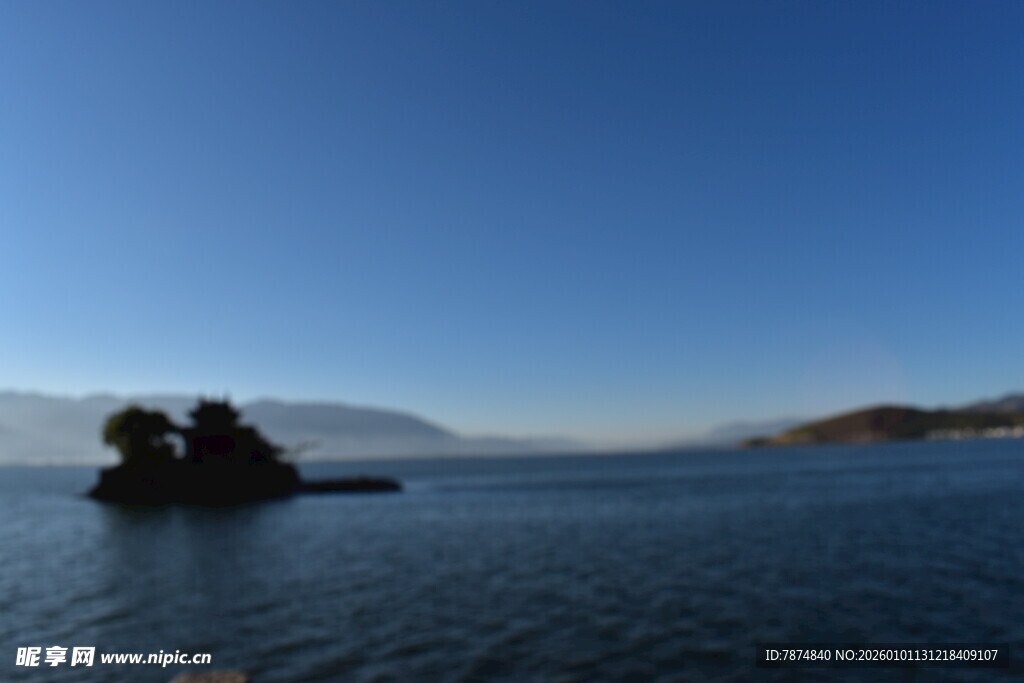 宁静湖面上的孤岩景观