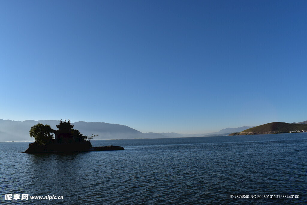 宁静湖面中的孤立岩石景观